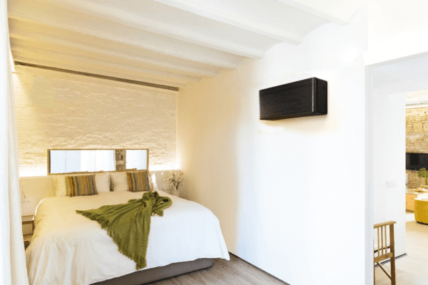 Klimatizacia do bytu a domu - Daikin Stylish čierna drevo dekor vnutorna jednotka- obývačka - Clim.sk